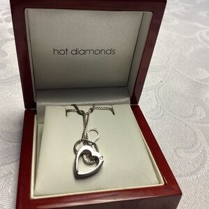 HOT DIAMONDS. BOXED STERLING HEART NECKLACE  STERLING ❣️❣️❣️❣️❣️🌹